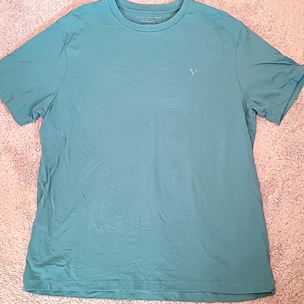Men's AE tee in size large